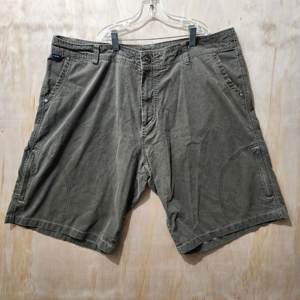 KUHL Men's cargo shorts size 40 green color